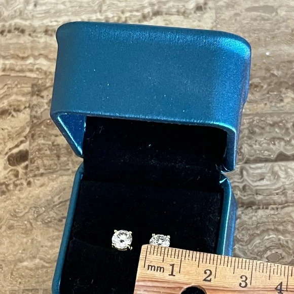 Moissanite yellow over 925 SS stud earrings - Picture 5 of 6